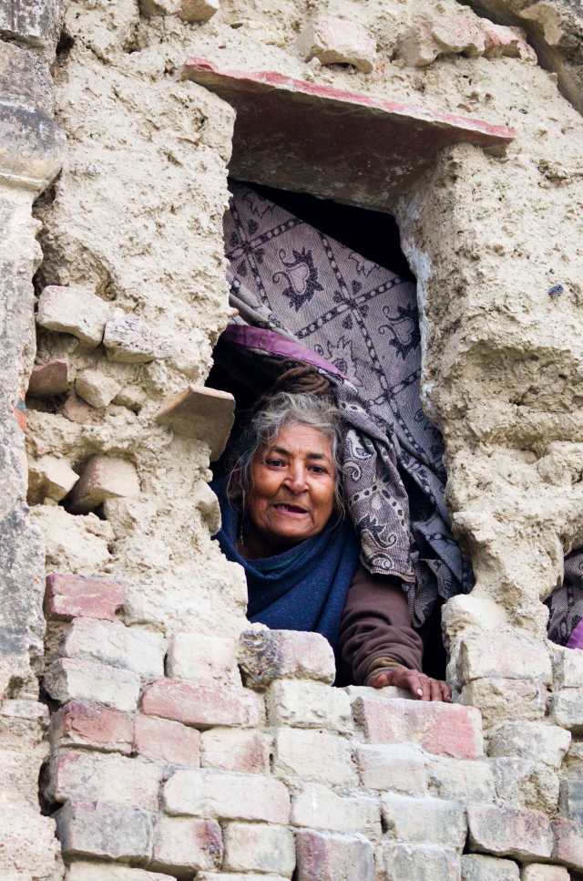 Gammal-kvinna-tittar-ut-web