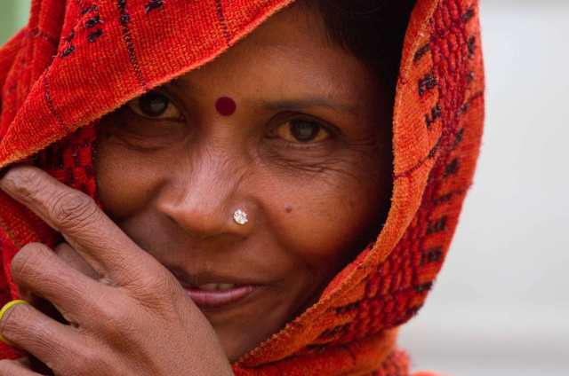 Kvinna-under-röd-sjal-web-M